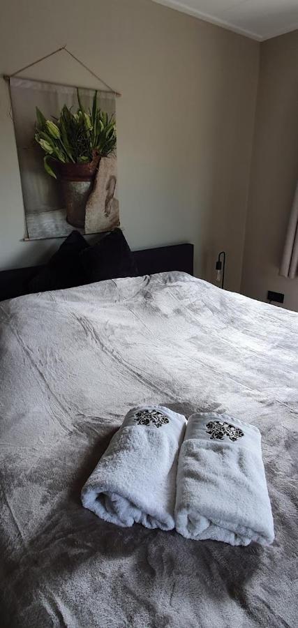 Luxe gastenkamer met living en keuken bij Friezen paarden Stal Pellendijk Westendorp Buitenkant foto
