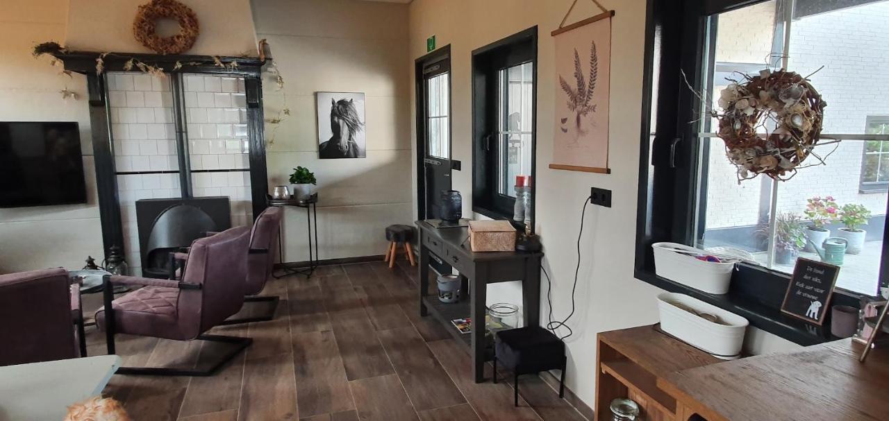Luxe gastenkamer met living en keuken bij Friezen paarden Stal Pellendijk Westendorp Buitenkant foto